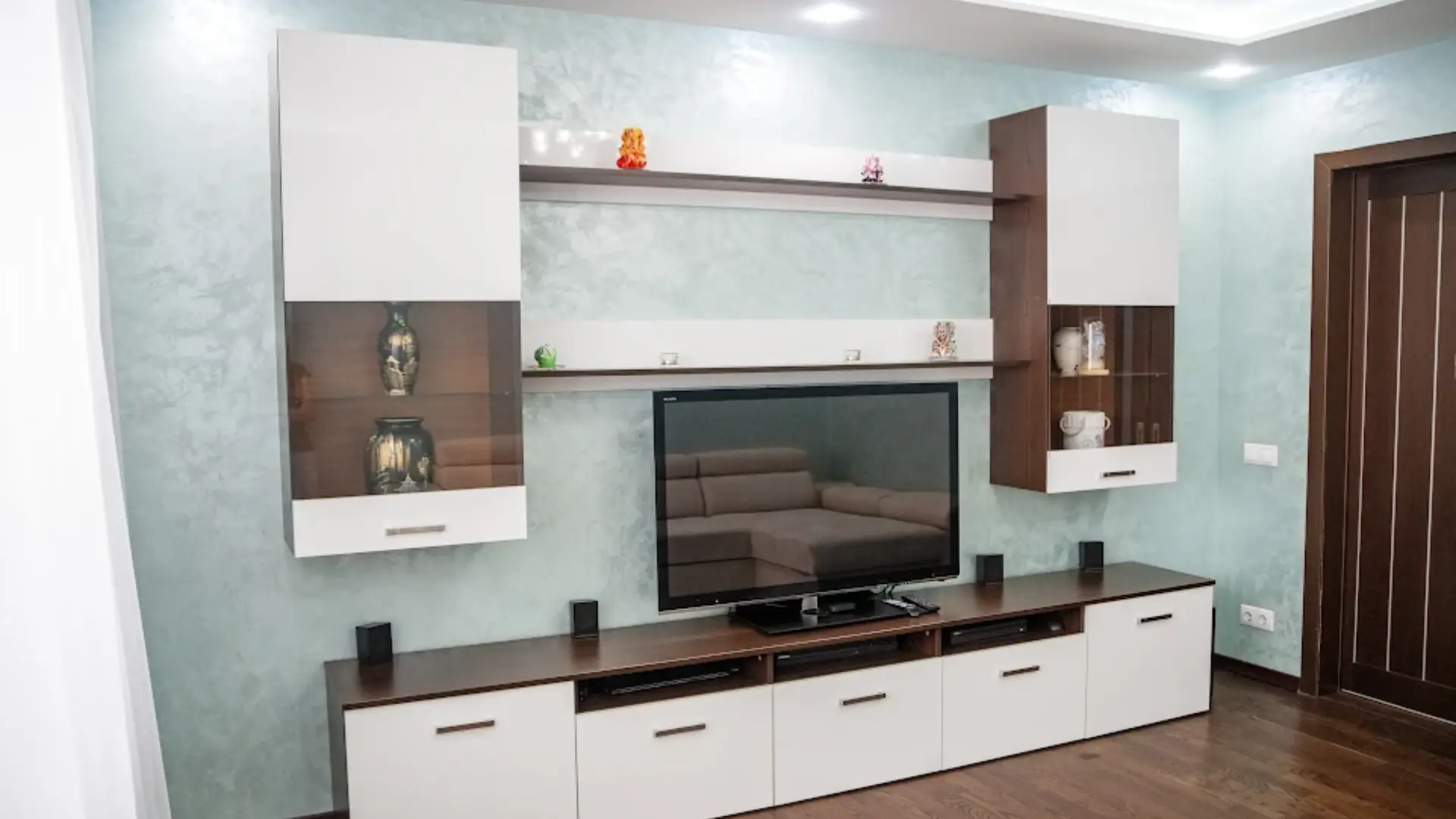 Compact TV Unit Design for Small Halls